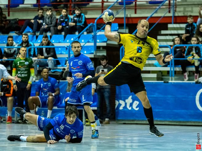 Javier Castillo, una pieza clave, renueva con el Balonmano Soria