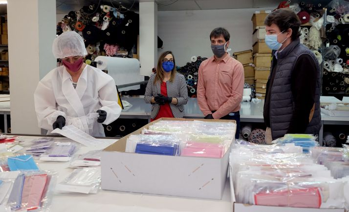 El presidente, (dcha.) en su visita a la factoría zamorana. /Jta.