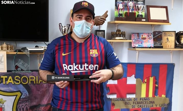 Mateo Blázquez, en la peña soriana, con el obsequio de los seguidores barcelonistas de la región. /SN