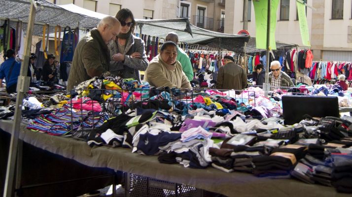 El PP propone trasladar temporalmente el mercadillo de ropa al parking de los Pajaritos