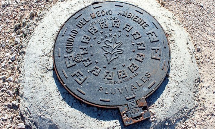 Una tapa del entramado pluvial del PEMA. /SN