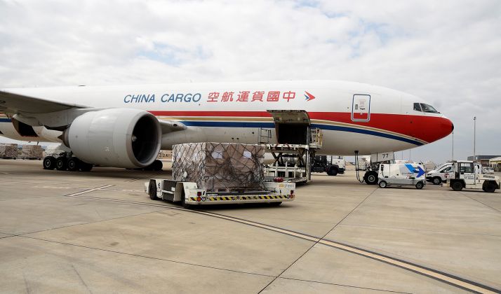 Descarga de un cargamento procedente de China y destinado a CyL. /Jta.