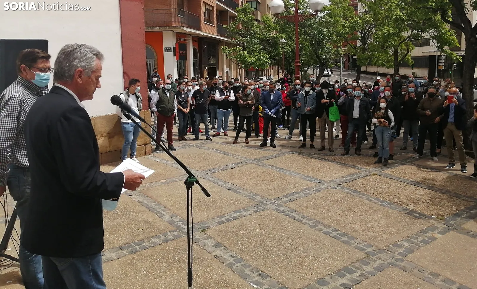 Palomar, junto al encargado de la plaza de toros, Pedro Sanz, durante el manifiesto. /SN