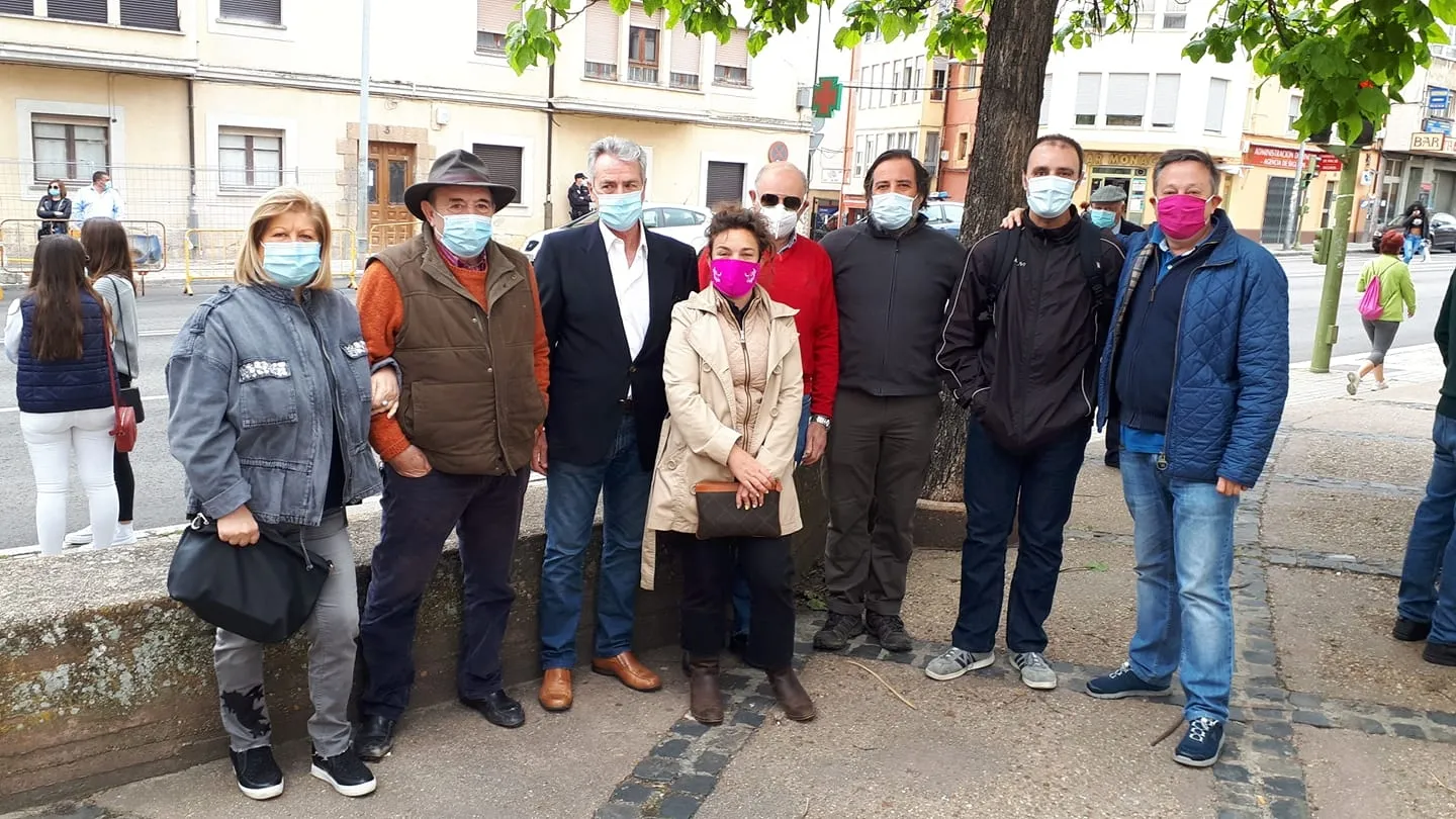 Un grupo de aficionados, con Palomar en el centro, en la concentración. /Adolfo Sainz