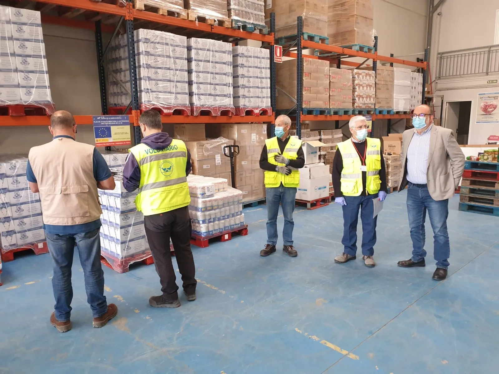 El subdelegado, (dcha.) en su visita a los almacenes del Banco de Alimentos, en el polígono de Valcorba. 