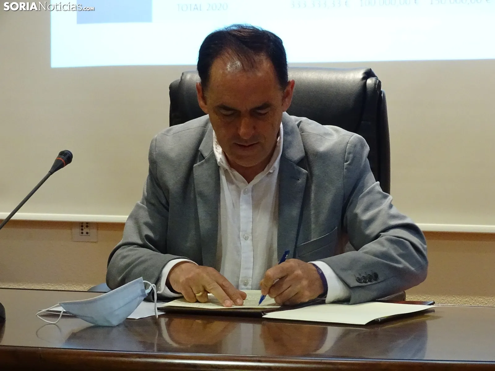 Firma del convenio entre la Diputación y el Obispado.