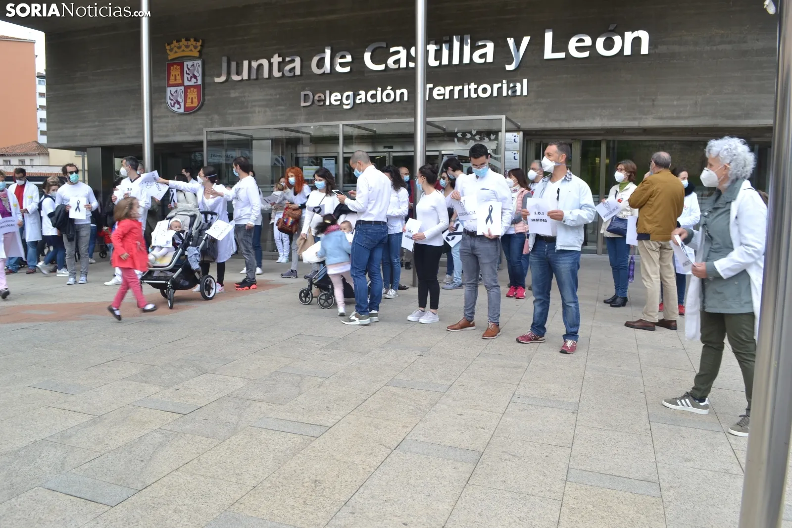 Una imagen de la concentración de este sábado en la sede de la Junta en Soria. /SN