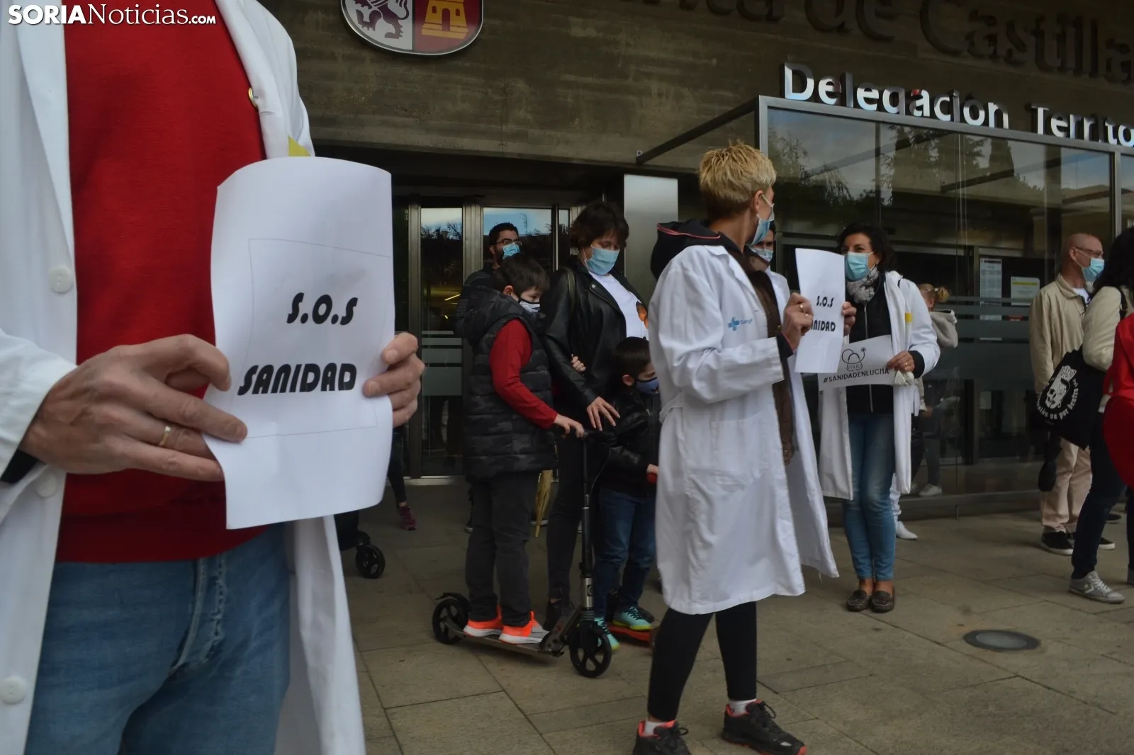 Una imagen de la concentración de este sábado en la sede de la Junta en Soria. /SN