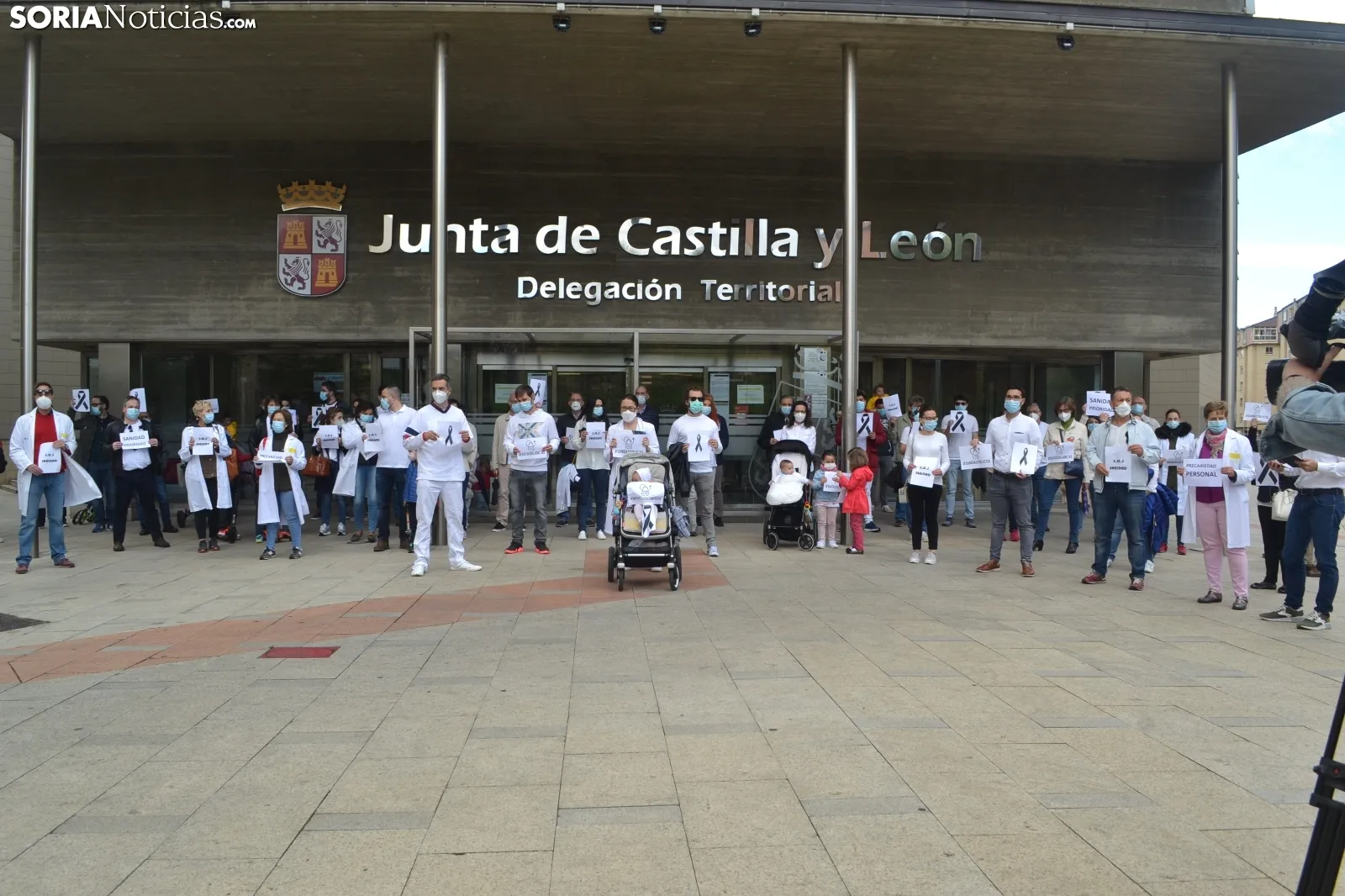 Una imagen de la concentración de este sábado en la sede de la Junta en Soria. /SN