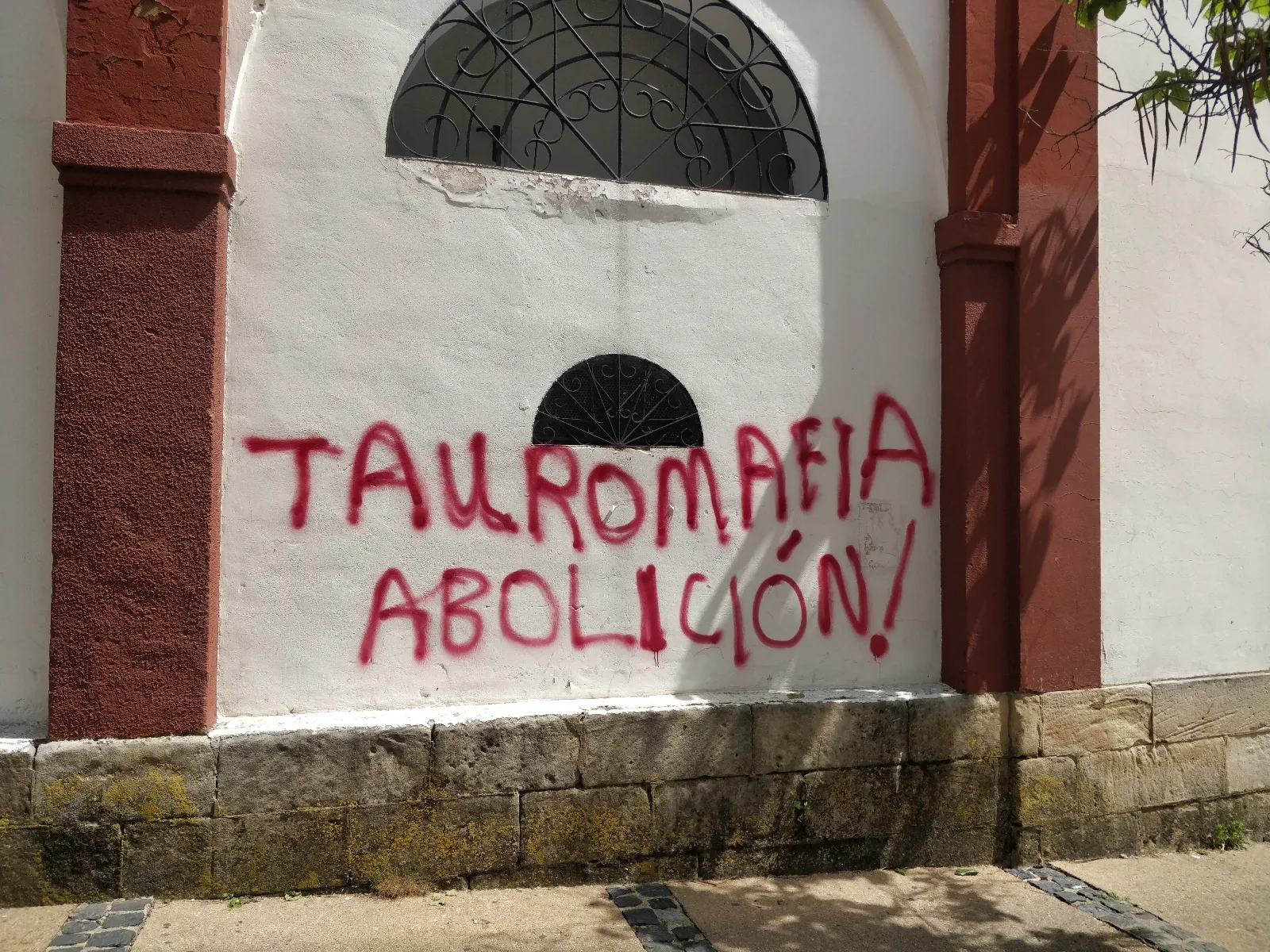 Foto 2 - Pintadas antitaurinas en la plaza de toros de Soria