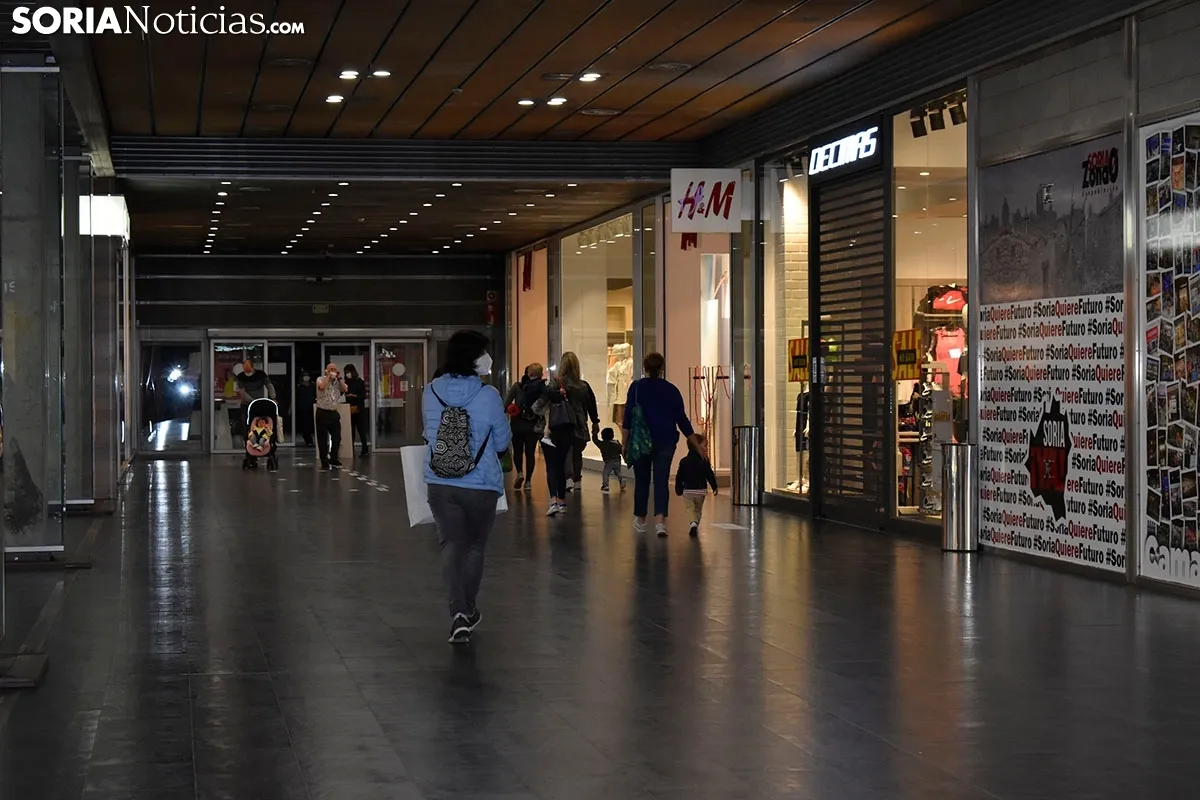 Los sorianos abarrotan el Centro Comercial en su apertura.