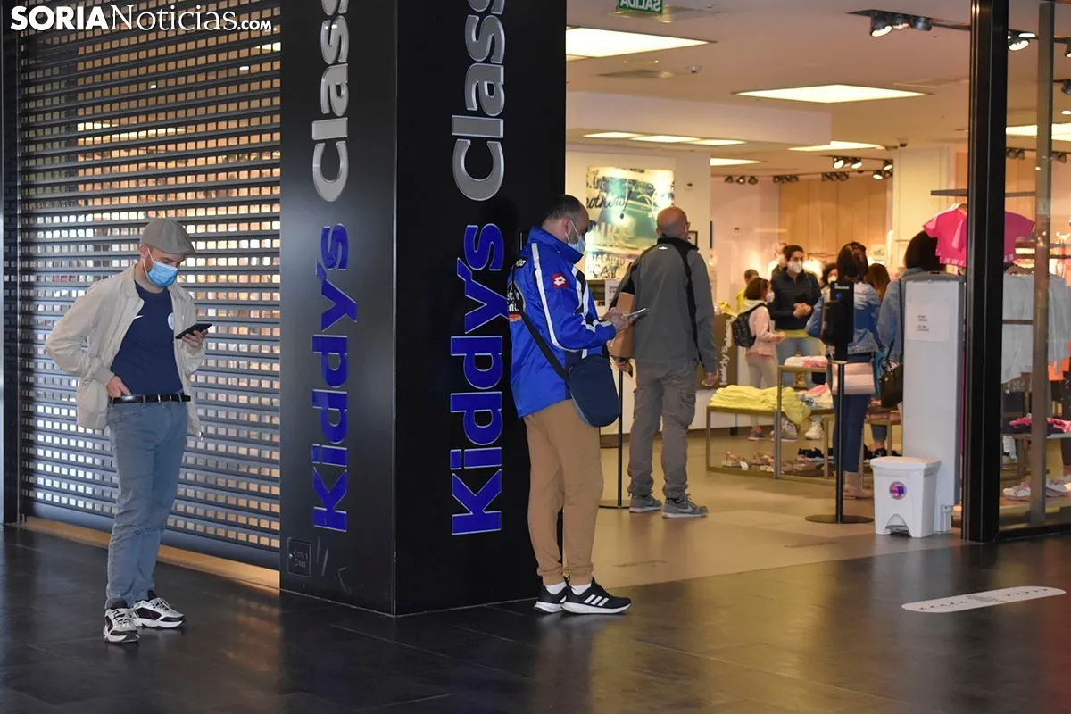 Los sorianos abarrotan el Centro Comercial en su apertura.