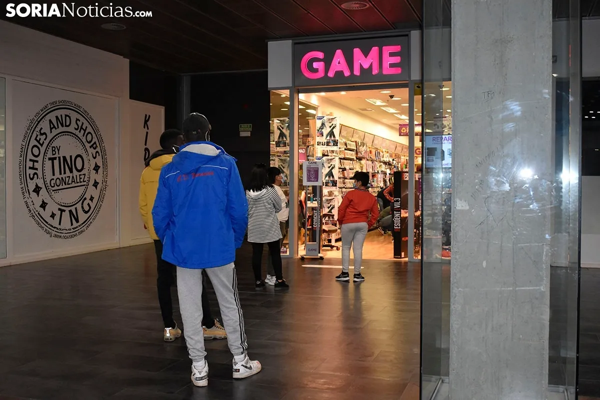 Los sorianos abarrotan el Centro Comercial en su apertura.