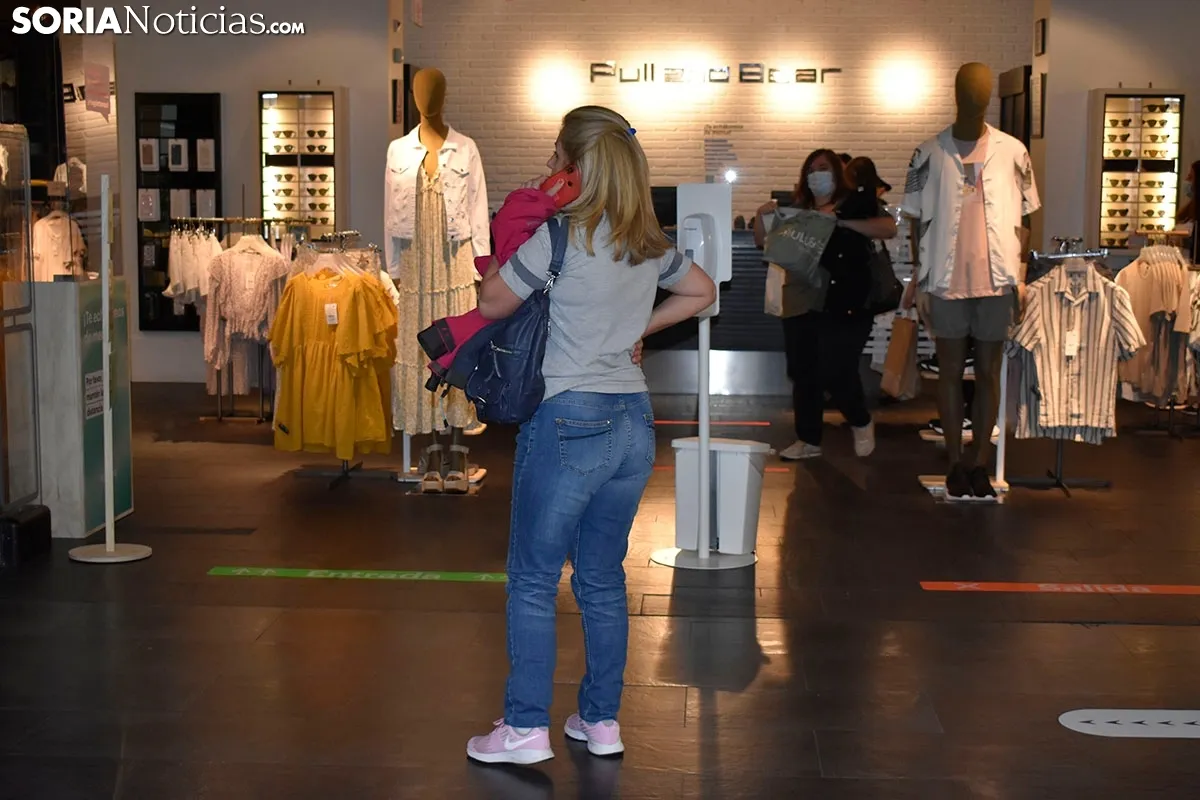 Los sorianos abarrotan el Centro Comercial en su apertura.