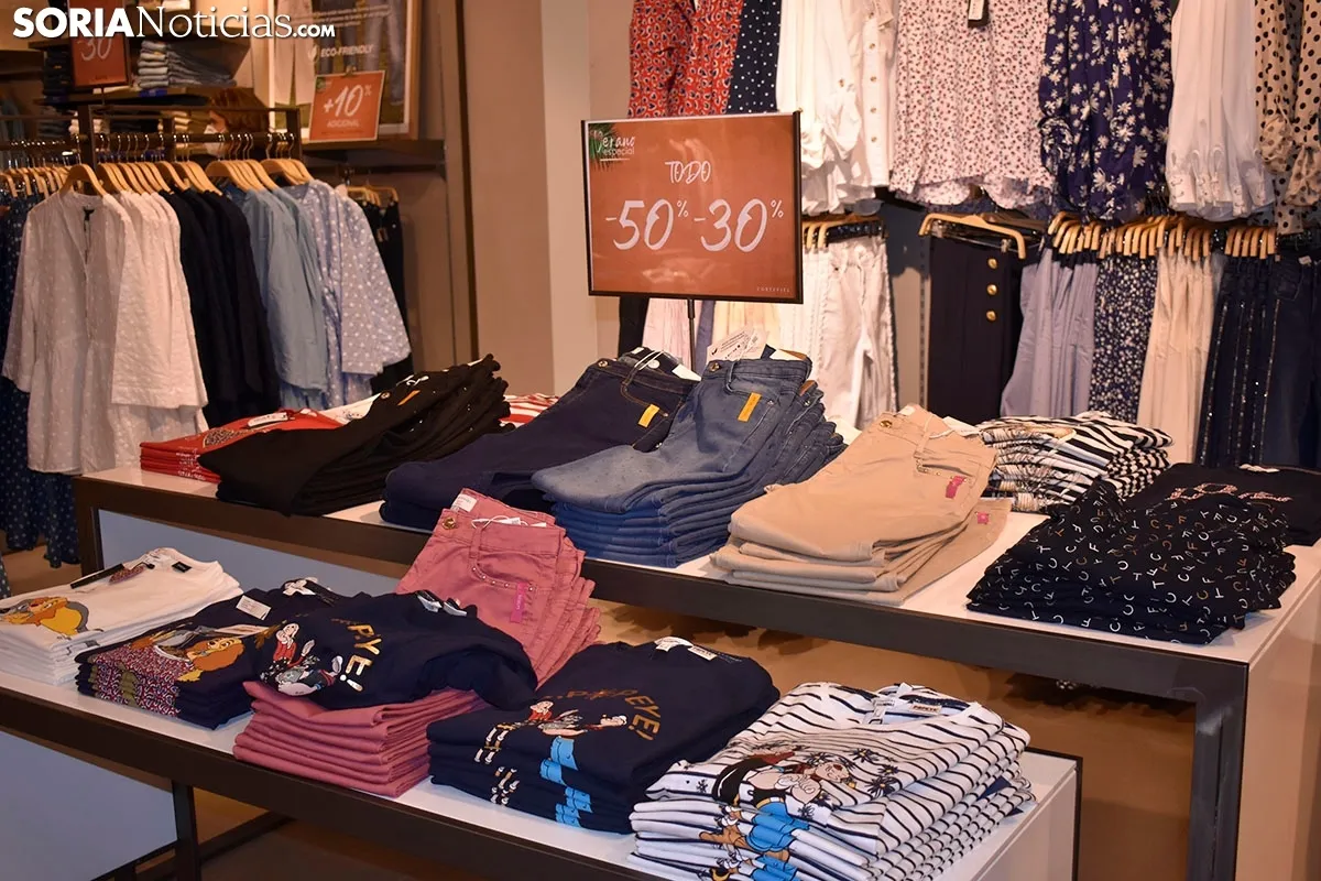 Los sorianos abarrotan el Centro Comercial en su apertura.