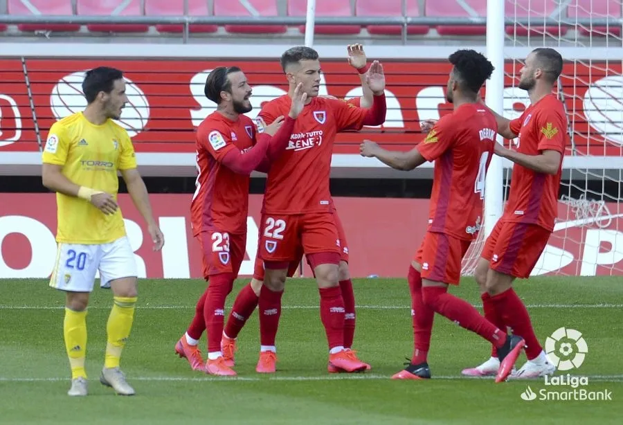 Foto 2 - El C&aacute;diz gana en Soria y acerca peligrosamente al Numancia al descenso