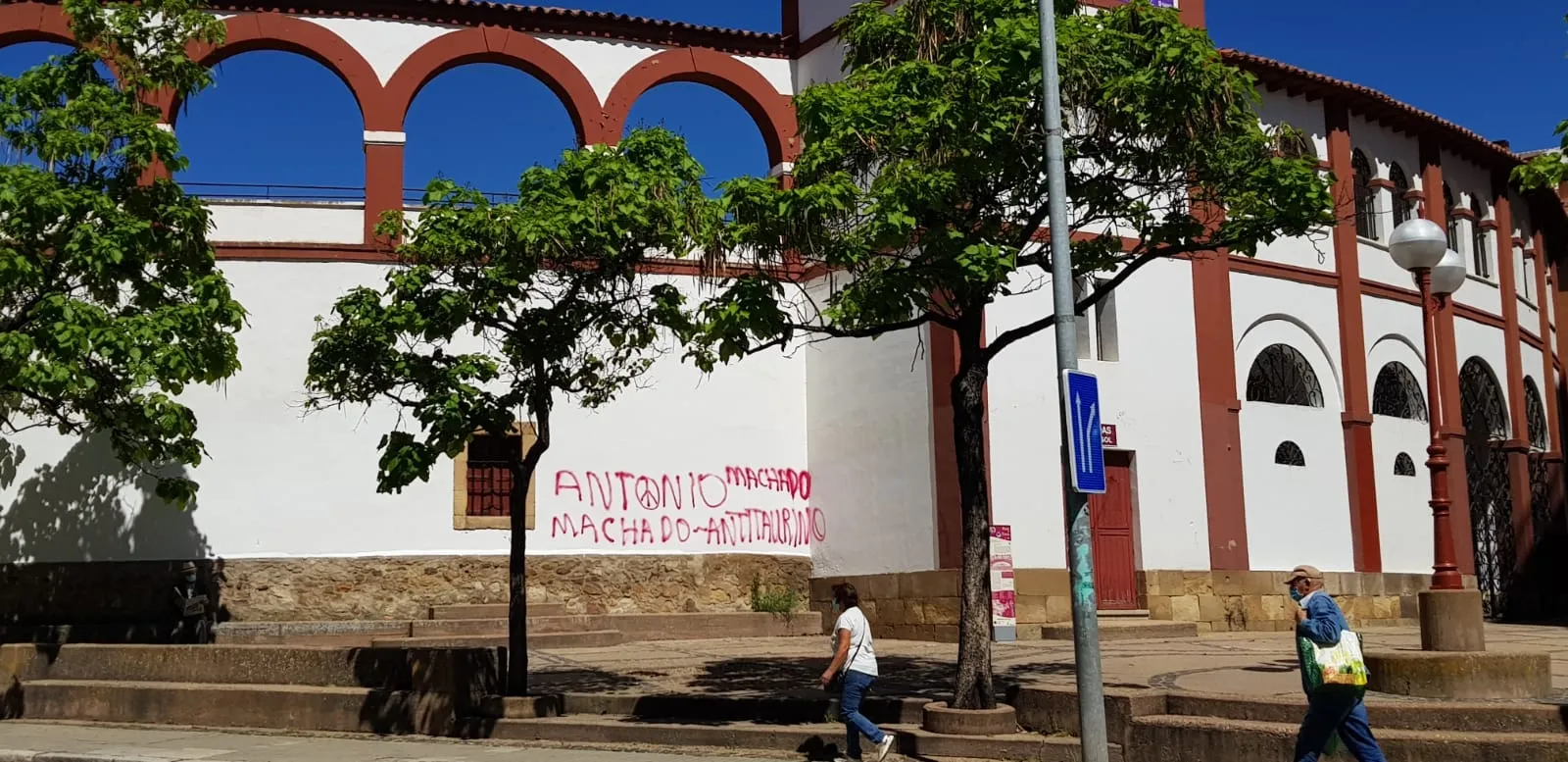 Foto 2 - Vuelven las pintadas antitaurinas el d&iacute;a despu&eacute;s de su limpieza