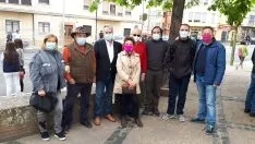 Un grupo de aficionados, con Palomar en el centro, en la concentración. /Adolfo Sainz