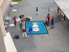 Una imagen de la jornada en los exteriores de la residencia agredña. /PA
