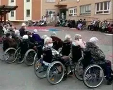 Una imagen de la jornada en los exteriores de la residencia agredña. /PA