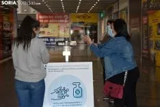 Los sorianos abarrotan el Centro Comercial en su apertura.
