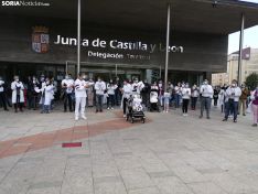 Una imagen de la concentración de este sábado en la sede de la Junta en Soria. /SN