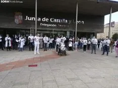 Una imagen de la concentración de este sábado en la sede de la Junta en Soria. /SN