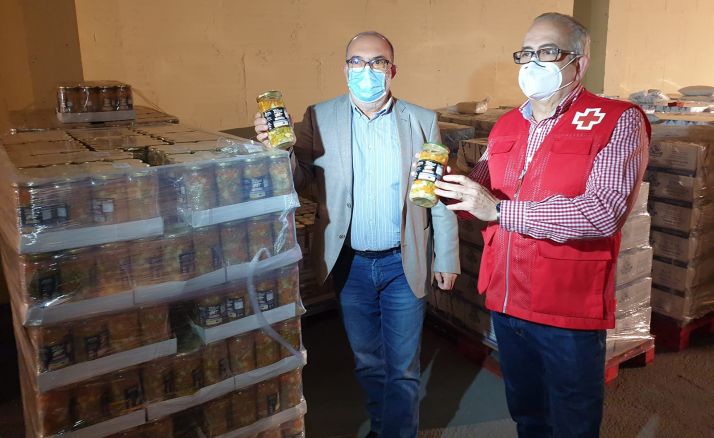 Miguel Latorre (izda.), y Modesto Fernández, este martes en el almacén de alimentos de Cruz Roja. 