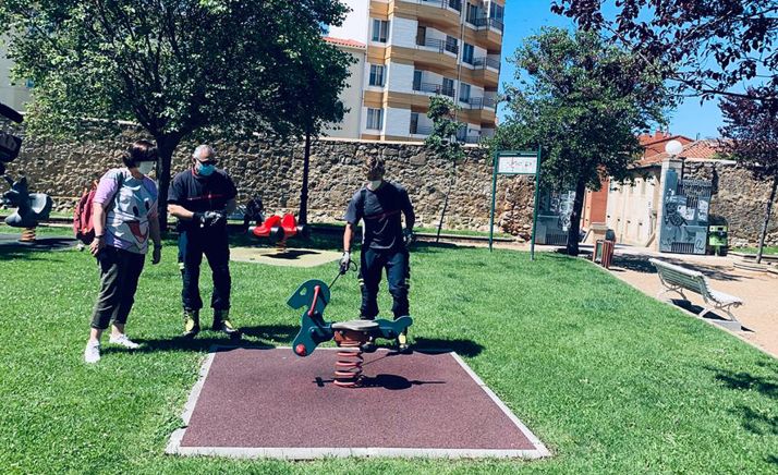 Bomberos en labores de desinfección del parque de Santa Clara, en la capital. /Ayto.