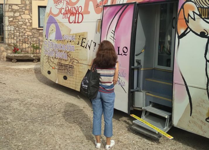 Una usuaria del bibliobús espera su turno en Retortillo. /Dip.