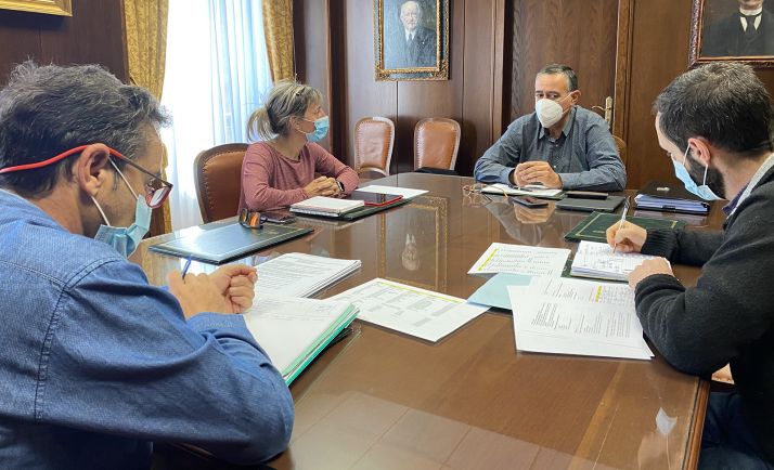 Imagen del encuentro entre responsables y técnicos de turismo de ambas instituciones. /Dip.
