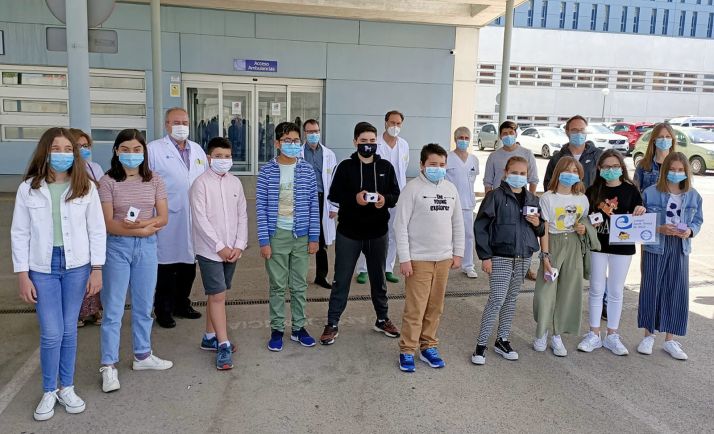 Los jóvenes donantes con responsables del hospital en la entrega de los dispositivos. /Jta.