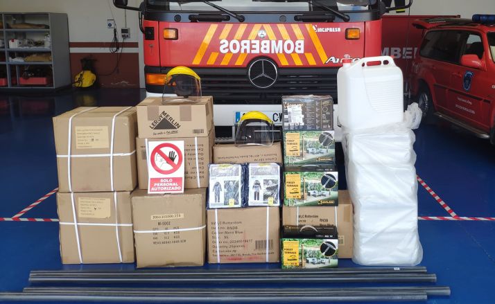 Los bomberos de la Diputación reciben material de protección de la empresa Leroy Merlín