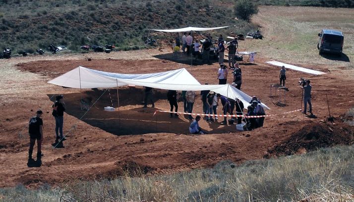 Imagen de la apertura de las fosas en La Riba de Escalote. /ASRD
