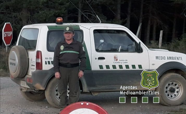 Agentes medioambientales alientan a su compañero Saturnino Martín tras 81 días en UCI 