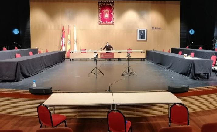 Preparativos, ayer, para esta sesión especial del pleno municipal de este jueves. /Ayto.