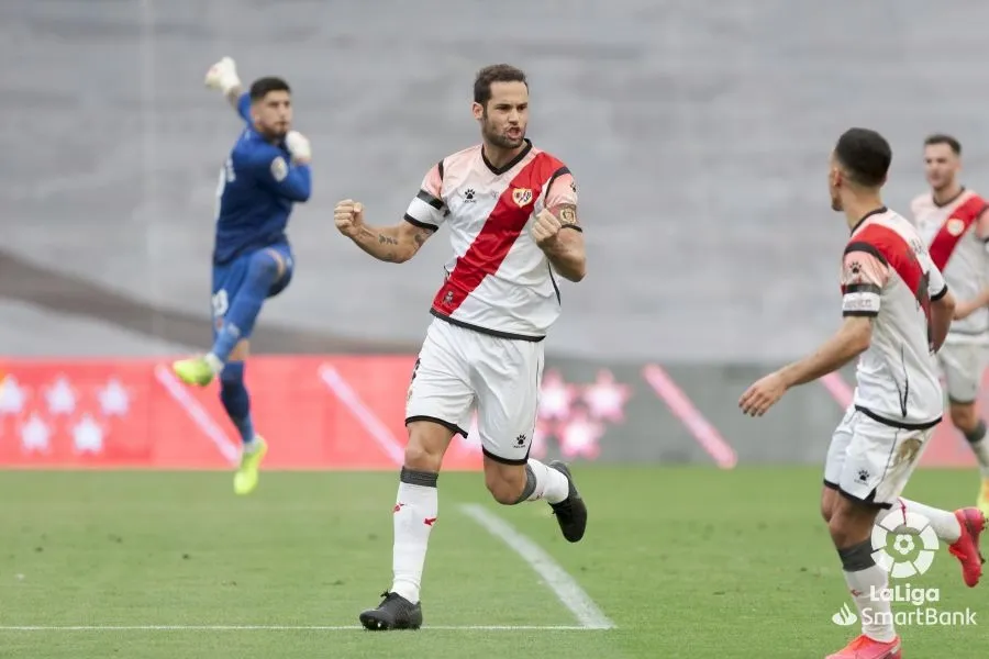 Mario Suárez celebra el primero del Rayo.