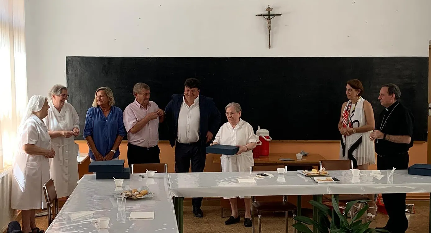 Una imagen del aperitivo de despedida, con las religiosas y tres de los alcaldes que han regido la villa: María Jesús Gañán, José Luis Las Heras y Jesús Cedazo (ctro.). A la derecha, el obispo.