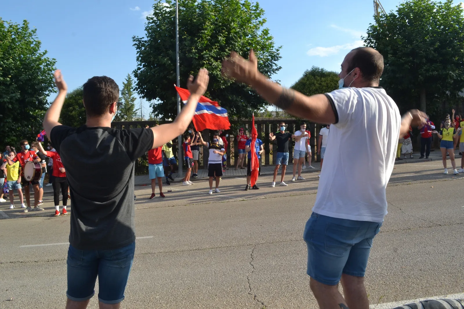 Foto 18 - FOTOS: La afici&oacute;n y la ilusi&oacute;n inundan la entrada al estadio