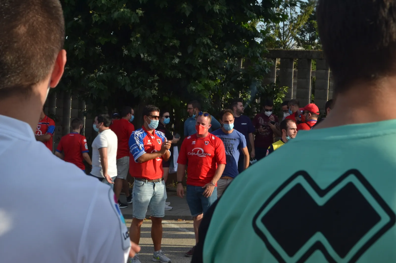 Foto 17 - FOTOS: La afici&oacute;n y la ilusi&oacute;n inundan la entrada al estadio