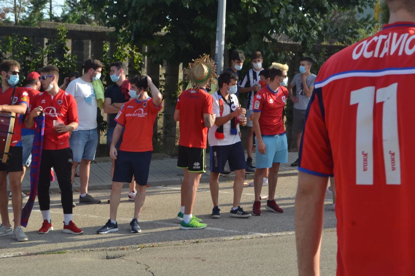Foto 16 - FOTOS: La afici&oacute;n y la ilusi&oacute;n inundan la entrada al estadio