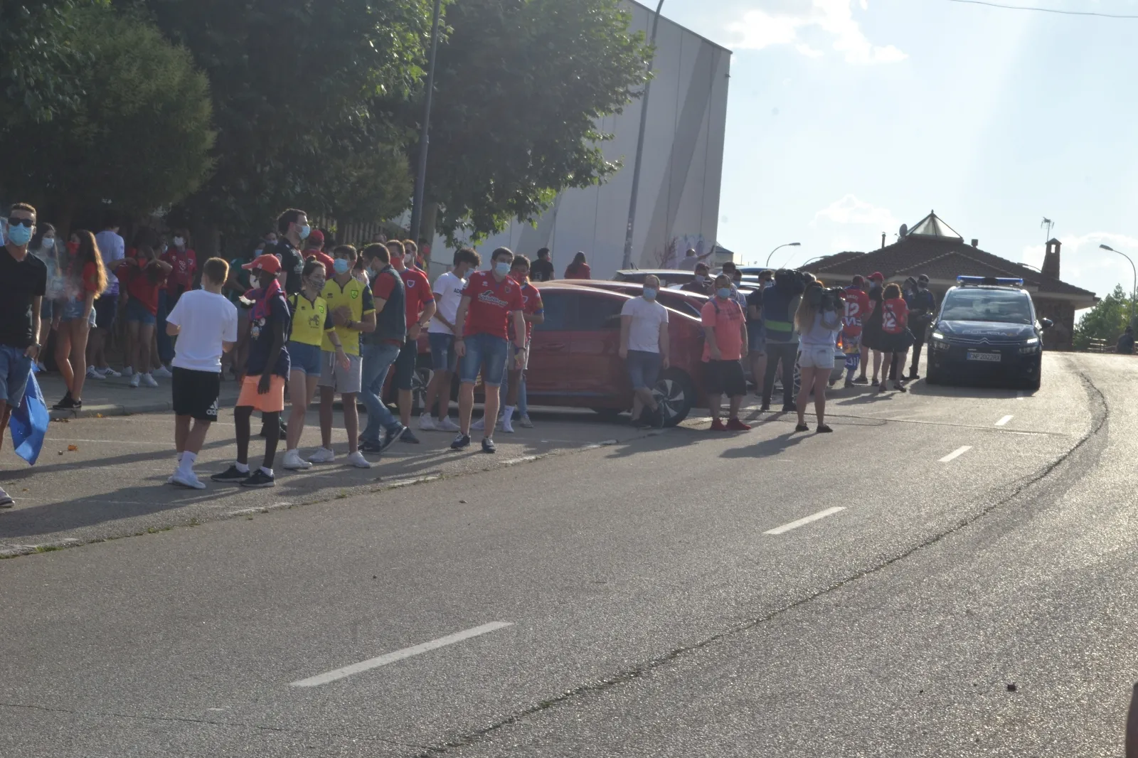 Foto 15 - FOTOS: La afici&oacute;n y la ilusi&oacute;n inundan la entrada al estadio