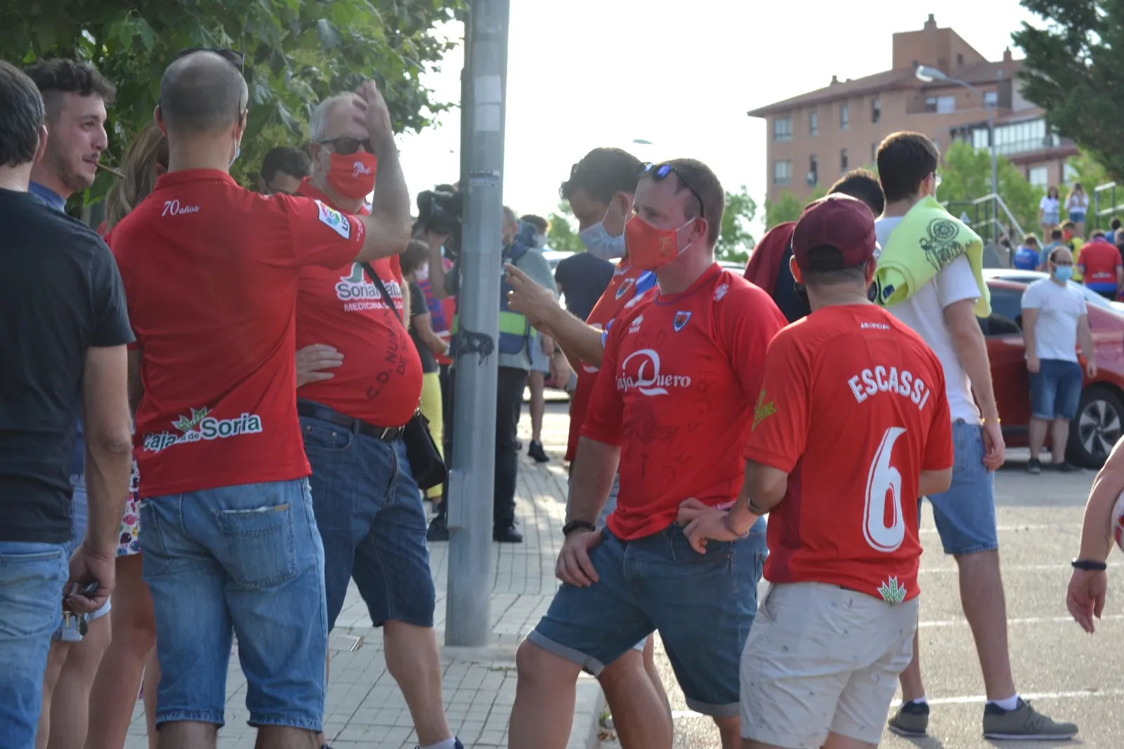 Foto 10 - FOTOS: La afici&oacute;n y la ilusi&oacute;n inundan la entrada al estadio