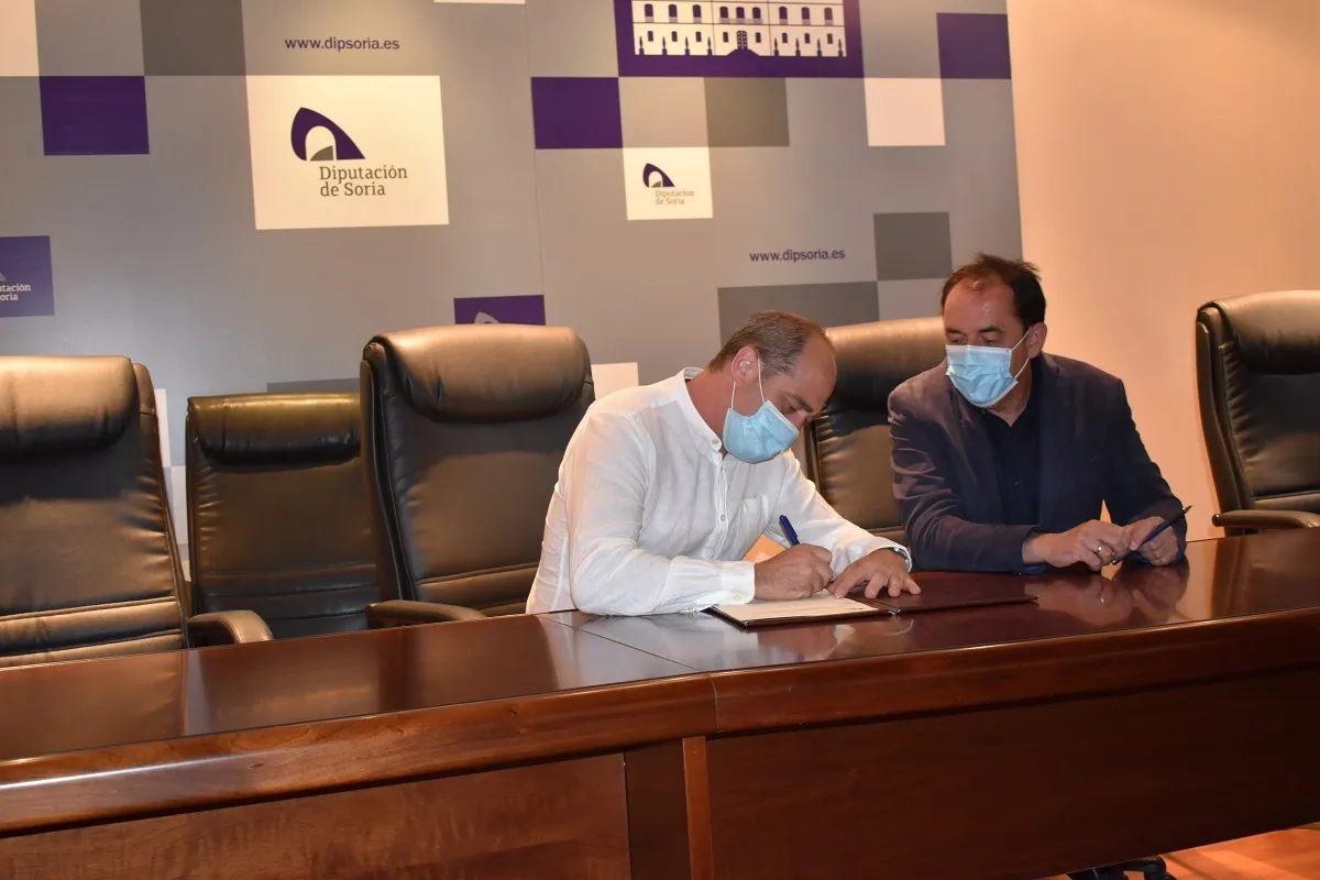 El alcalde de Covaleda, Juan Ramón Soria y el presidente de la Diputación, Benito Serrano (dcha.). /Dip.