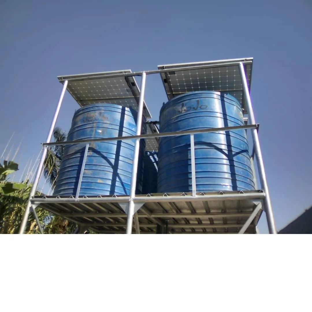 Depósitos y paneles solares instalados. /FPN