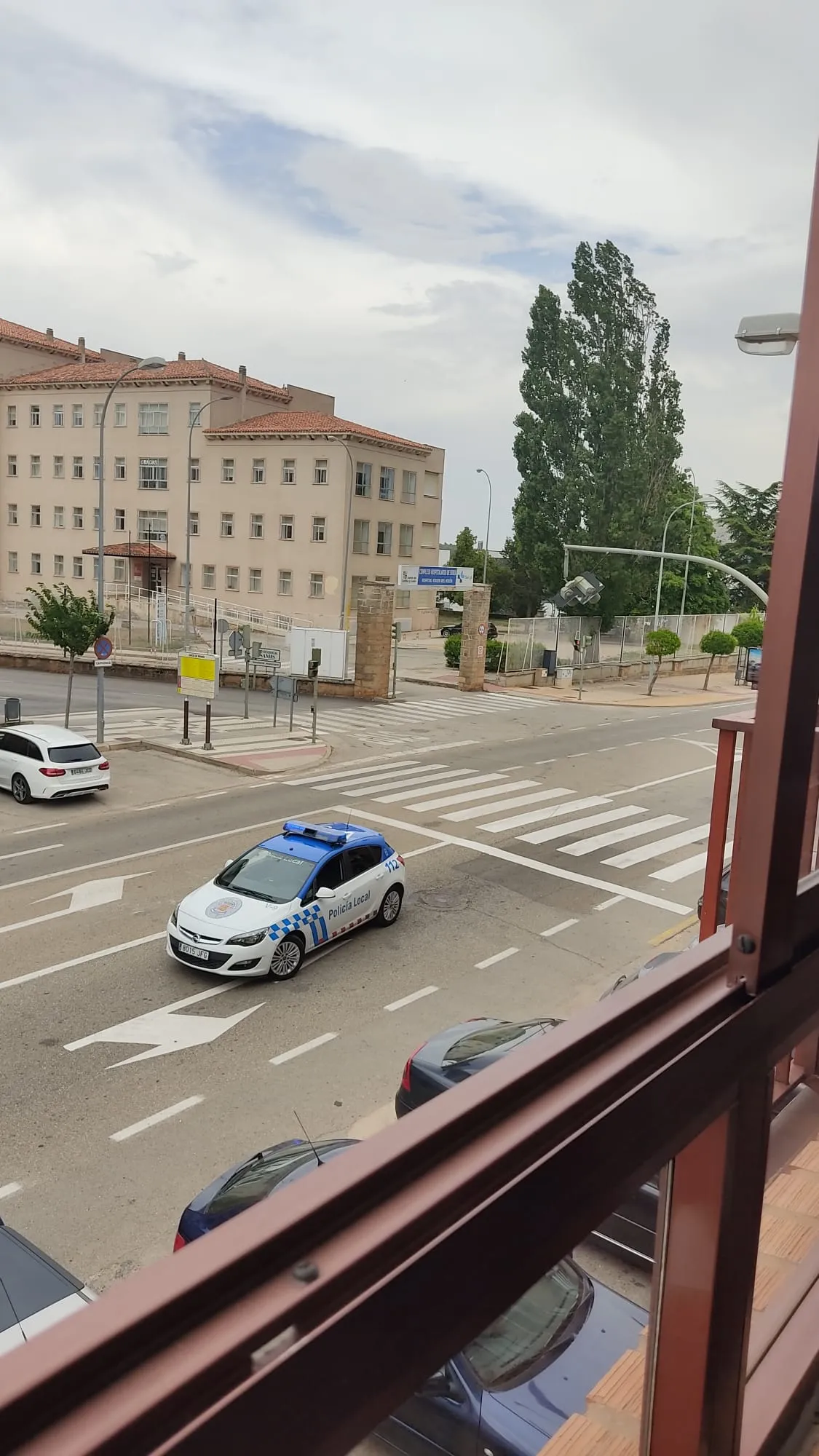 Foto 2 - Fotos: El viento se lleva la cabeza de un sem&aacute;foro en Soria