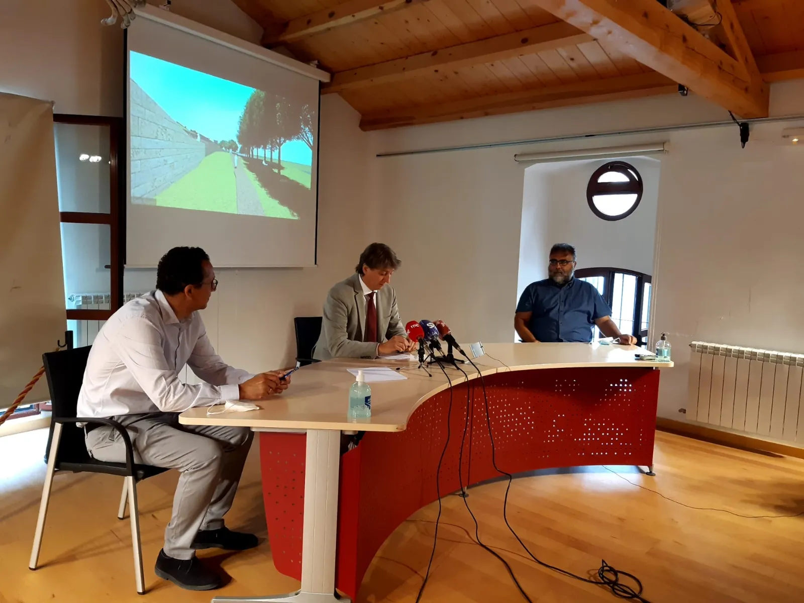 Ramírez, Martínez y Cobos presentan el arranque de las obras de la muralla.