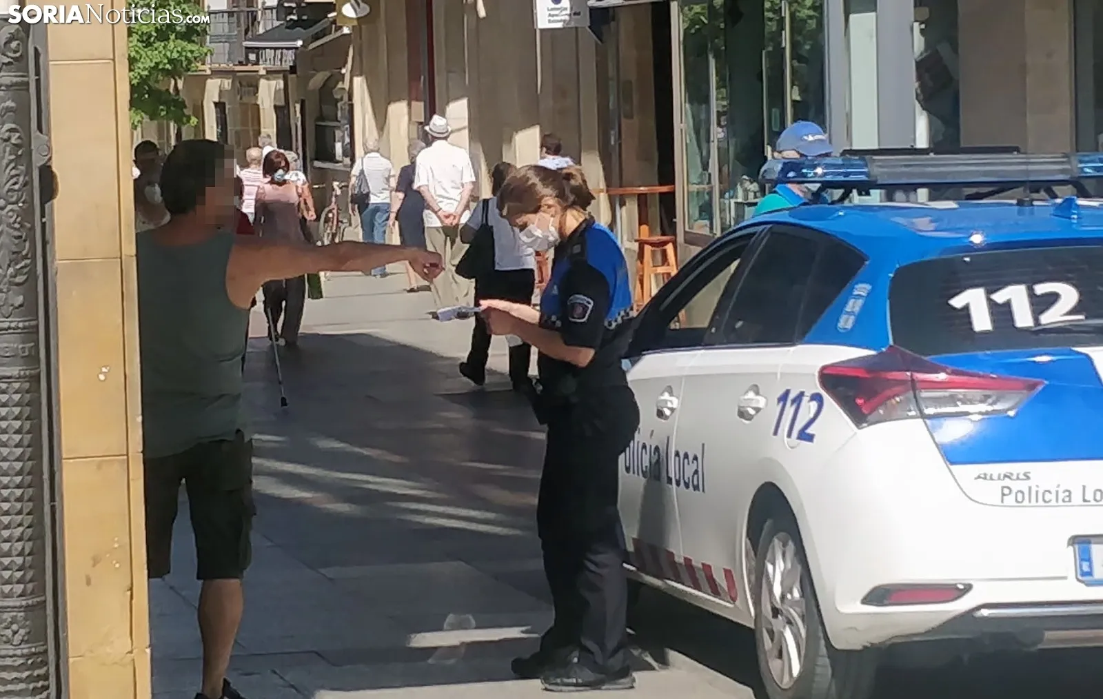 La Policía Local de Soria informa a un ciudadano que no portaba mascarilla.