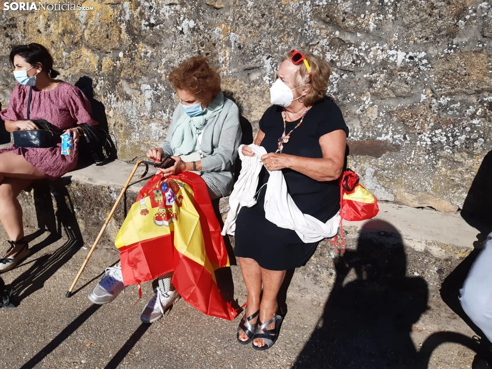 Unas visontinas en la espera esta mañana en la localidad pinariega. /SN