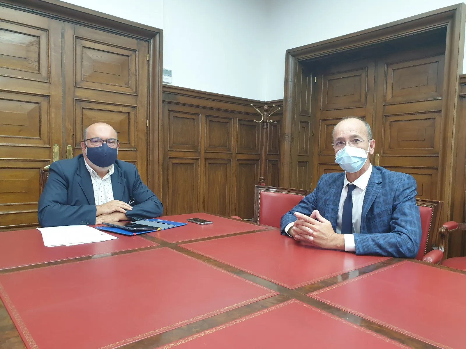 Foto 2 - Miguel Latorre repasa la situaci&oacute;n de las obras de las infraestructuras viarias con el nuevo jefe de la Unidad de Carreteras de Soria